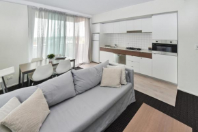 Light & Airy 3 Bd CBD Apt: BalconyTramWifi/Parking, Adelaide